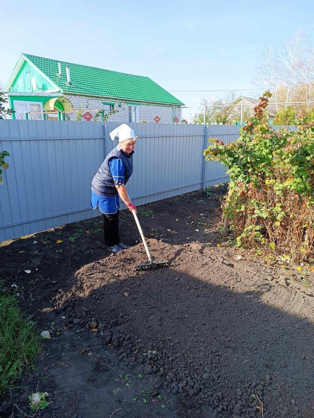 Социальный работник помог посадить чеснок под зиму