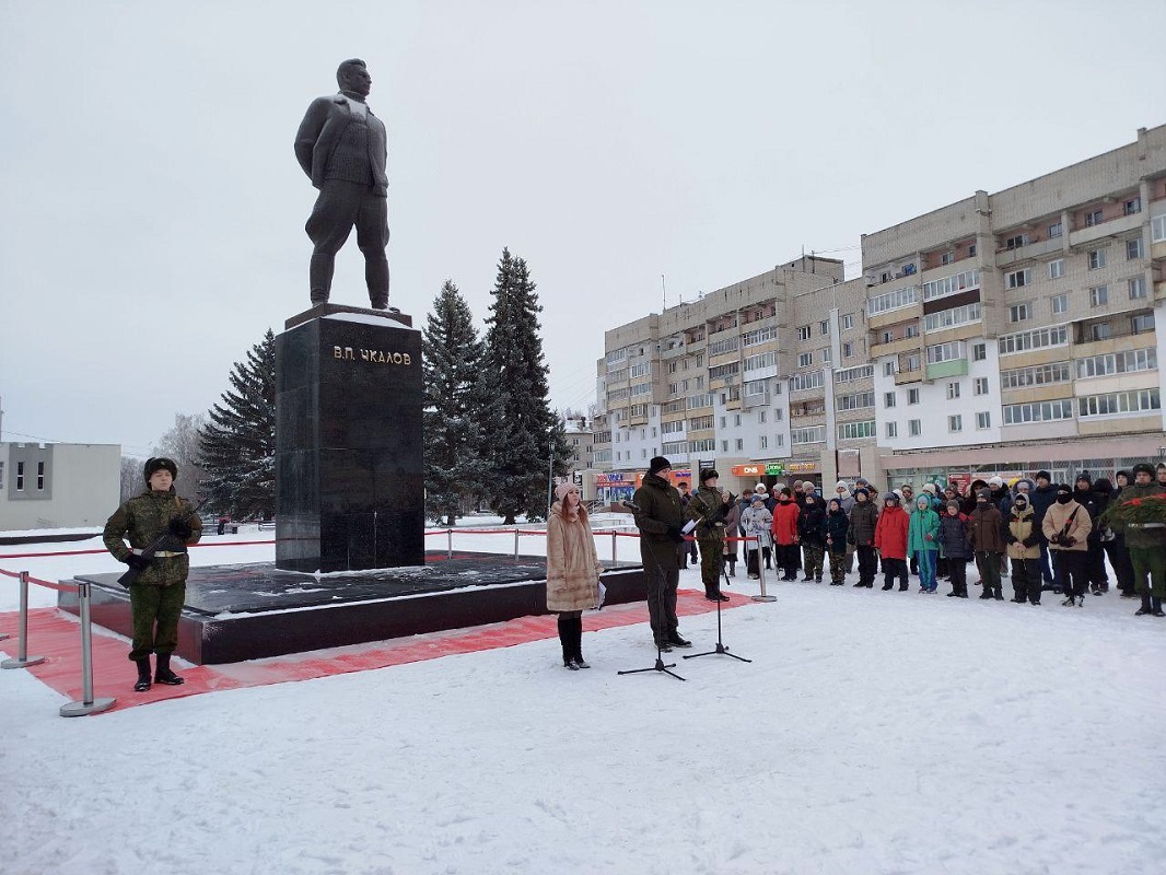 15 декабря на главной площади города состоялось торжественное мероприятие, посвященное памяти Героя Советского Союза, летчика-испытателя Валерия Павловича Чкалова.