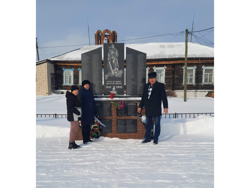 Цветы к памятнику погибшим воинам