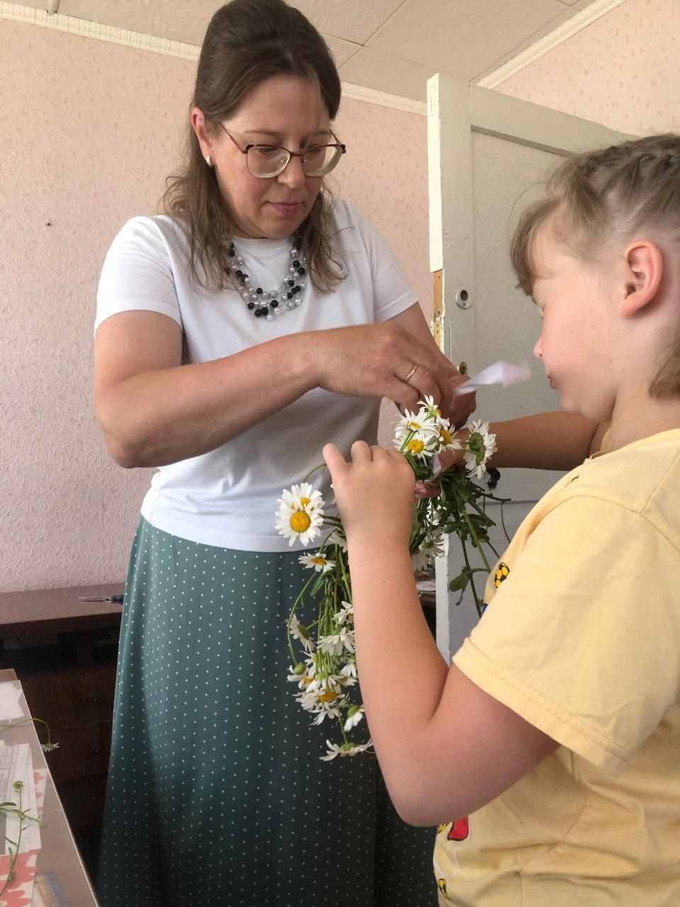 В День семьи, любви и верности специалисты учреждения провели мастер-класс «Ромашковый венок» для детей.