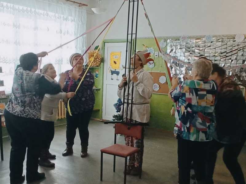 К вам стучится Коляда после Рождества.  Открывайте ворота.  Не принесли мы вам вреда. 